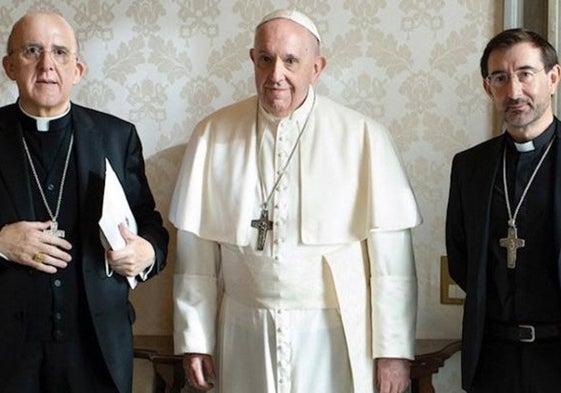 El cardenal Carlos Osoro, izquierda, y el obispo José Cobo en su visita al Papa en diciembre de 2020