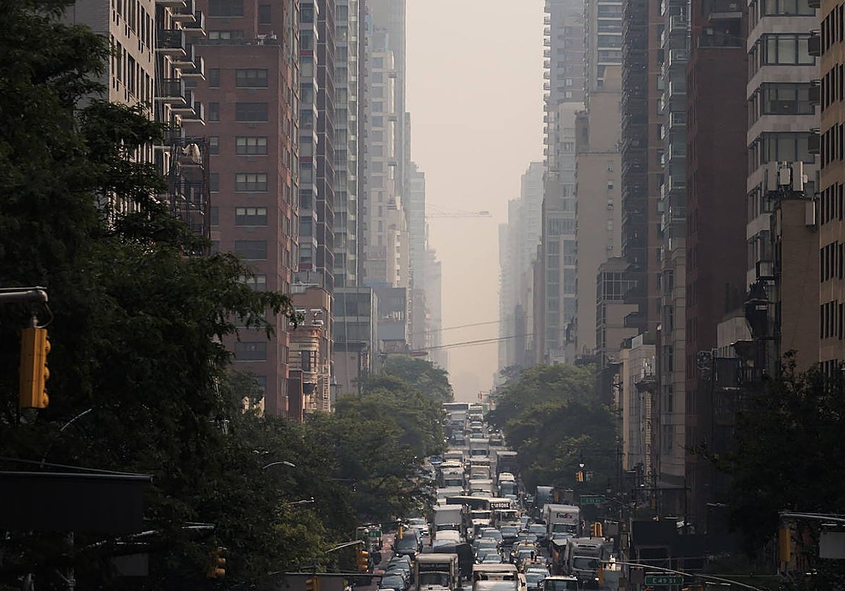 Vista hacia el norte de la Tercera Avenida con la densa bruma provocada por los incendios de Canadá