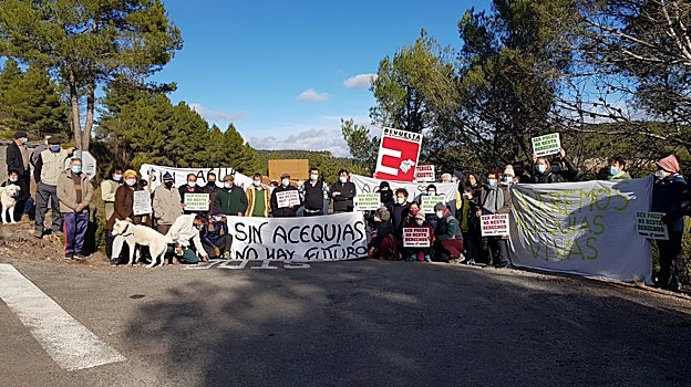 Concentraciones y pancartas en la zona en defensa de la permanencia de la presa