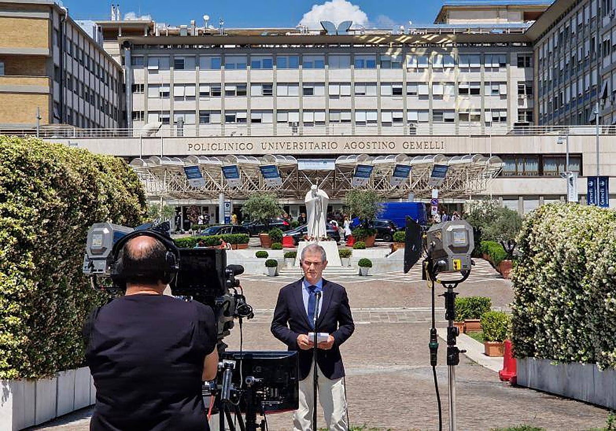 Un periodista de televisión emite una crónica sobre la salud del Papa desde los exteriores del Hospital Gemelli de Roma