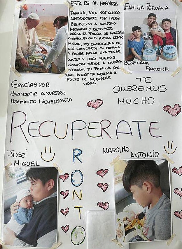 El póster que ha recibido el Papa realizado por el hermano del bebé que bautizó de urgencia en su anterior estancia en el hospital en marzo
