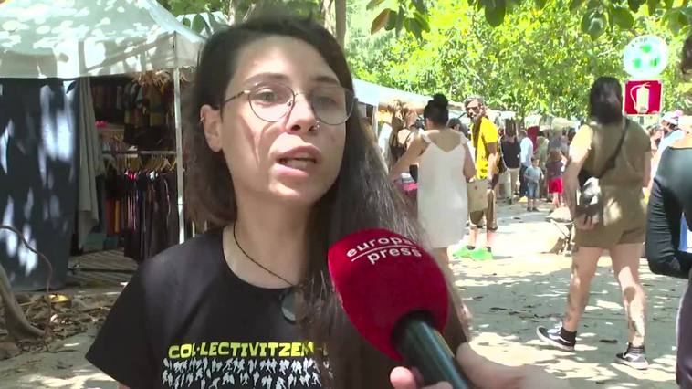 La 'Fira Alternativa de València' llena de gente el Jardín del Turia