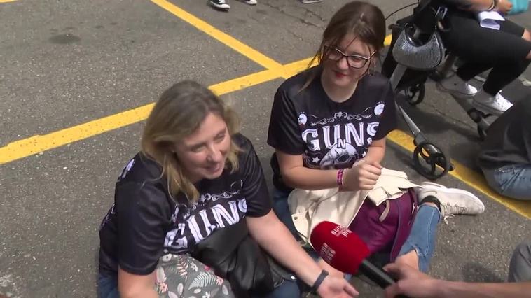 Centenares de fans esperan en Vigo para entrar a la 'jungla' de Balaídos con los Guns n'Roses