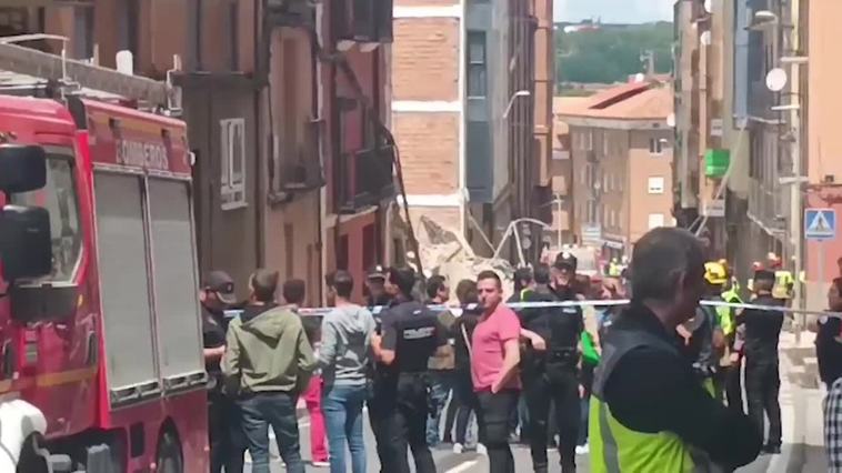 Un edificio de cinco plantas y 21 viviendas se derrumba en Teruel, sin causar daños personales