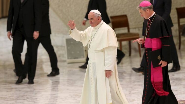 El Papa envía de vuelta a Alemania al secretario de Benedicto XVI, y no le da ningún nombramiento