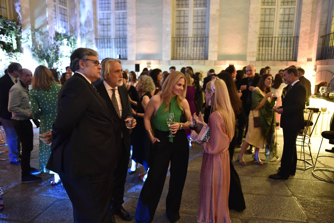 Juan Manuel de Prada, junto a Genoveva Casanova que conversa con la periodista María Cárcaba, esposa del escritor, durante el cóctel que se sirvió tras la entrega de premios.