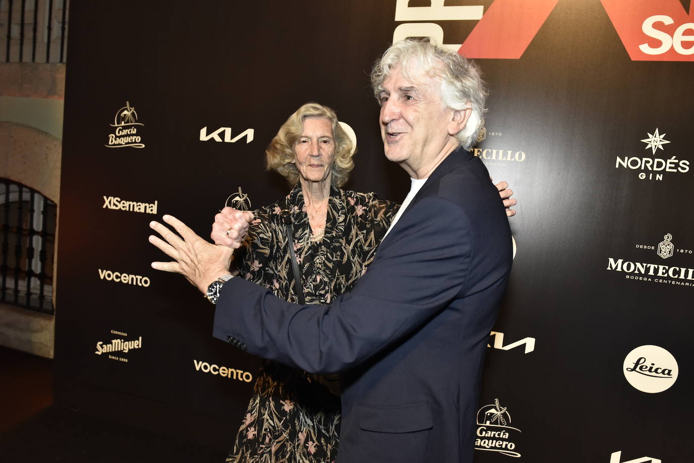 Juan Luis Arsuaga, galardonado con el premio XLSemanal en la categoría Ciencia e Innovación, baila con su madre, Pilar, que le acompañó en la ceremonia.