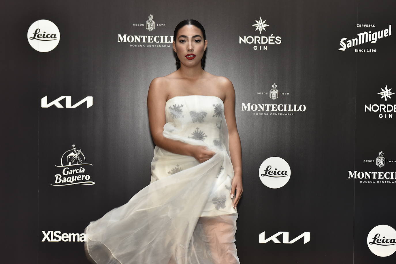 La cantante María José Llergo, reciente premio Goya a la Mejor Canción Original, fue la encargada de amenizar la velada con su conmovedora voz.