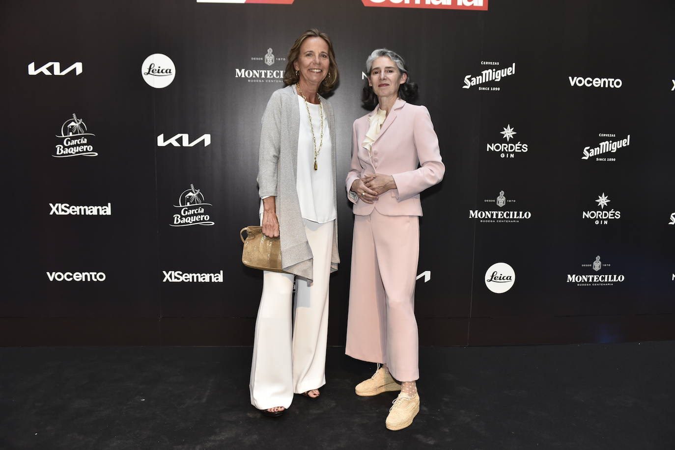 Paloma Fernández-Cid, junto a la escultora Blanca Muñoz, autora de la obra que rebieron los premiados.