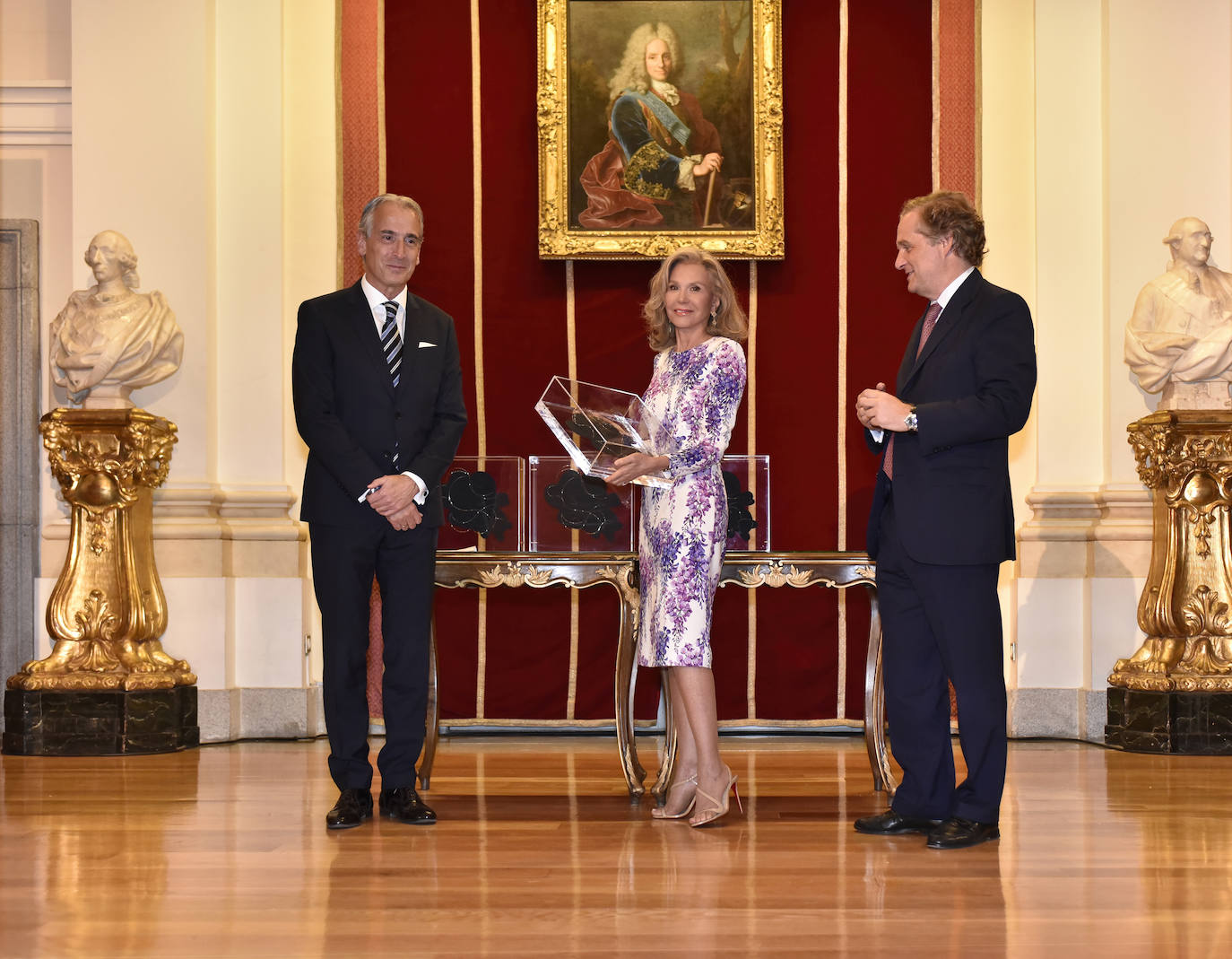 Emilio Herrera, presidente de KIA Iberia, e Ignacio Ybarra, presidente de Vocento, entregaron el premio a Alicia Koplowitz.