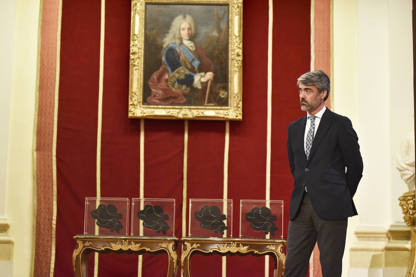 Luis Enríquez, consejero delegado de Vocento, junto a las cuatro esculturas de la prestigiosa artista Blanca Muñoz que se entregaron durante el acto, celebrado en la Real Academia de Bellas Artes de San Fernando.