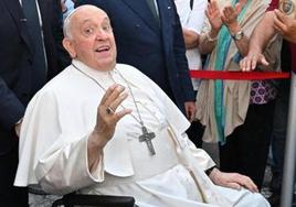 El Papa sale del hospital nueve días después de su operación: «¡Todavía estoy vivo!»