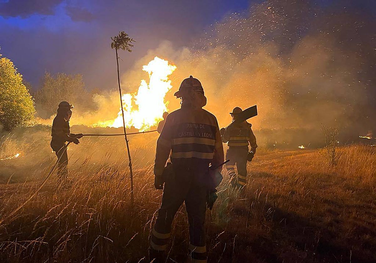 Jorge de Dios durante la extinción del incendio de Losacio, Zamora
