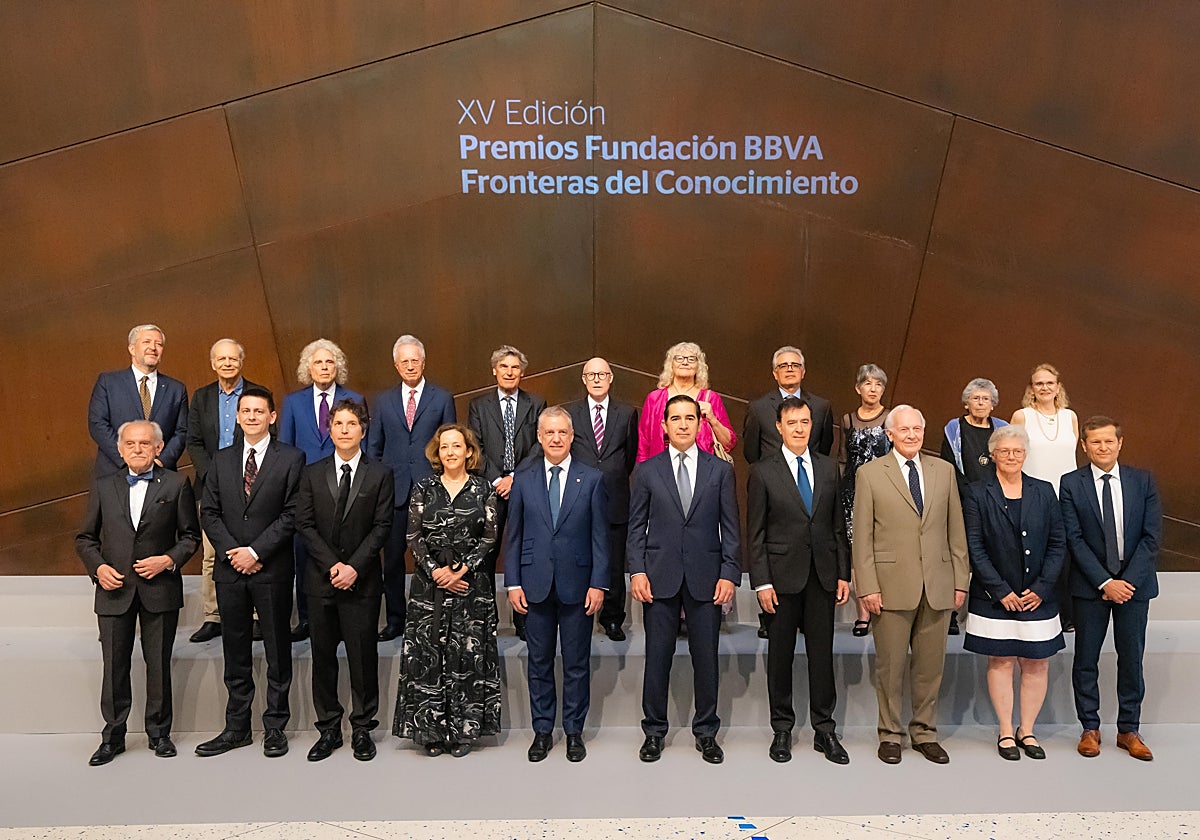 En el centro de la imagen, la presidenta del CSIC, Eloísa del Pino; el lendakari, Íñigo Urkullu; el presidente de la Fundación BBVA, Carlos Torres Vila; y el director de la Fundación BBVA, Rafael Pardo, con los premiados