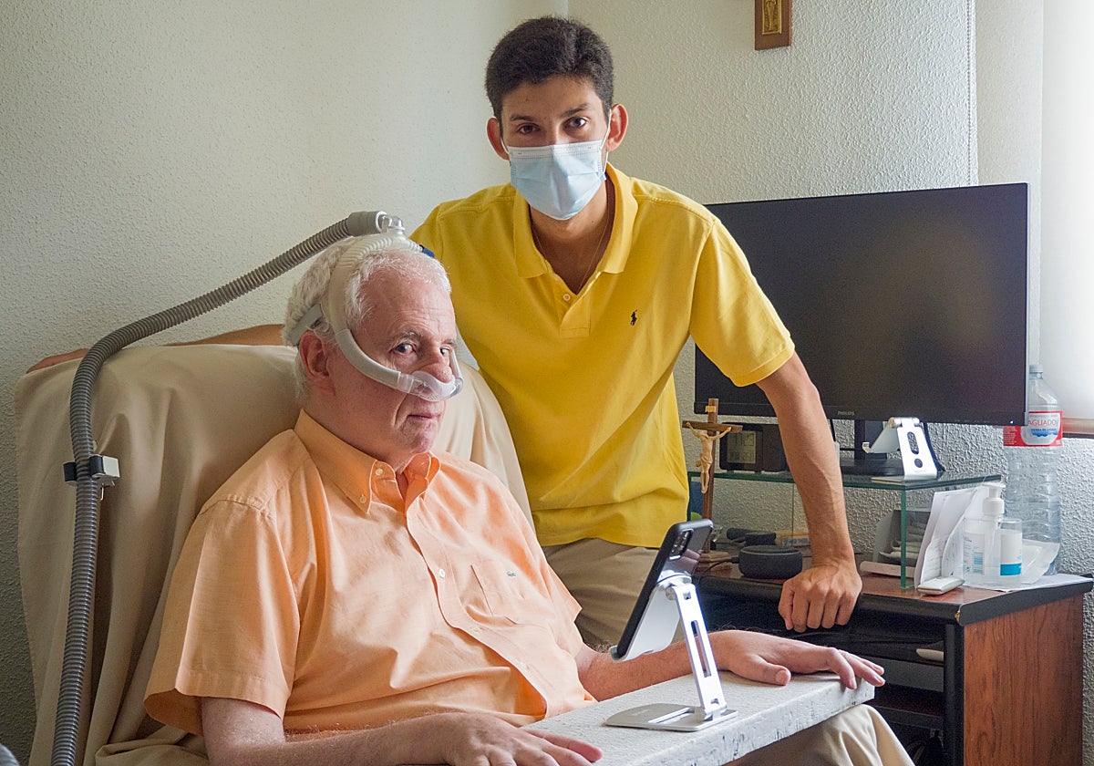 Javier García de Jalón, hace dos años, con su cuidador