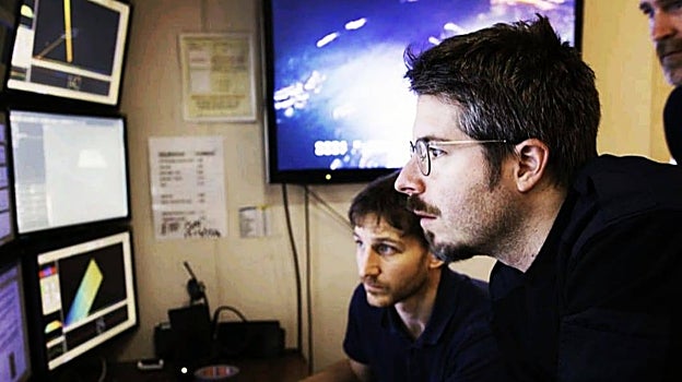 El arqueólogo submarino Rodrigo Pacheco-Ruiz, en primer plano, en la dirección de una de las inmersiones en el Mar del Norte