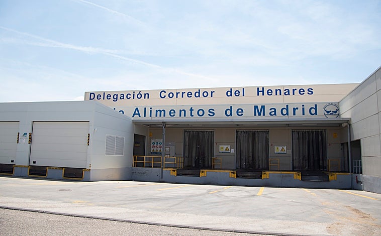 Imagen principal - Sin leche ni aceite de oliva, los bancos de alimentos pasan graves apuros