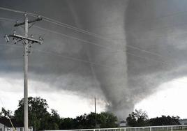 El paso de un tornado en Texas deja al menos cuatro muertos y una decena de heridos