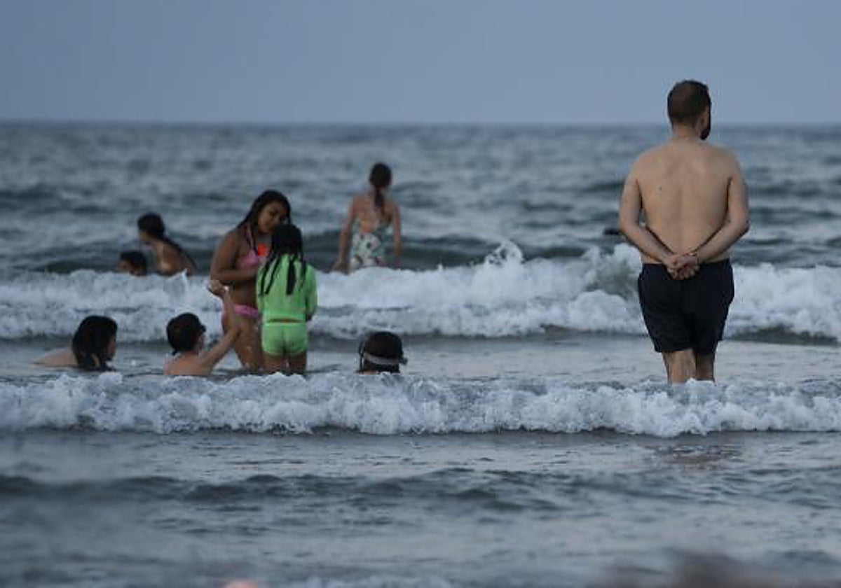 Personas bañándose en la playa de Malvarrosa (Valencia) durante la noche de San Juan