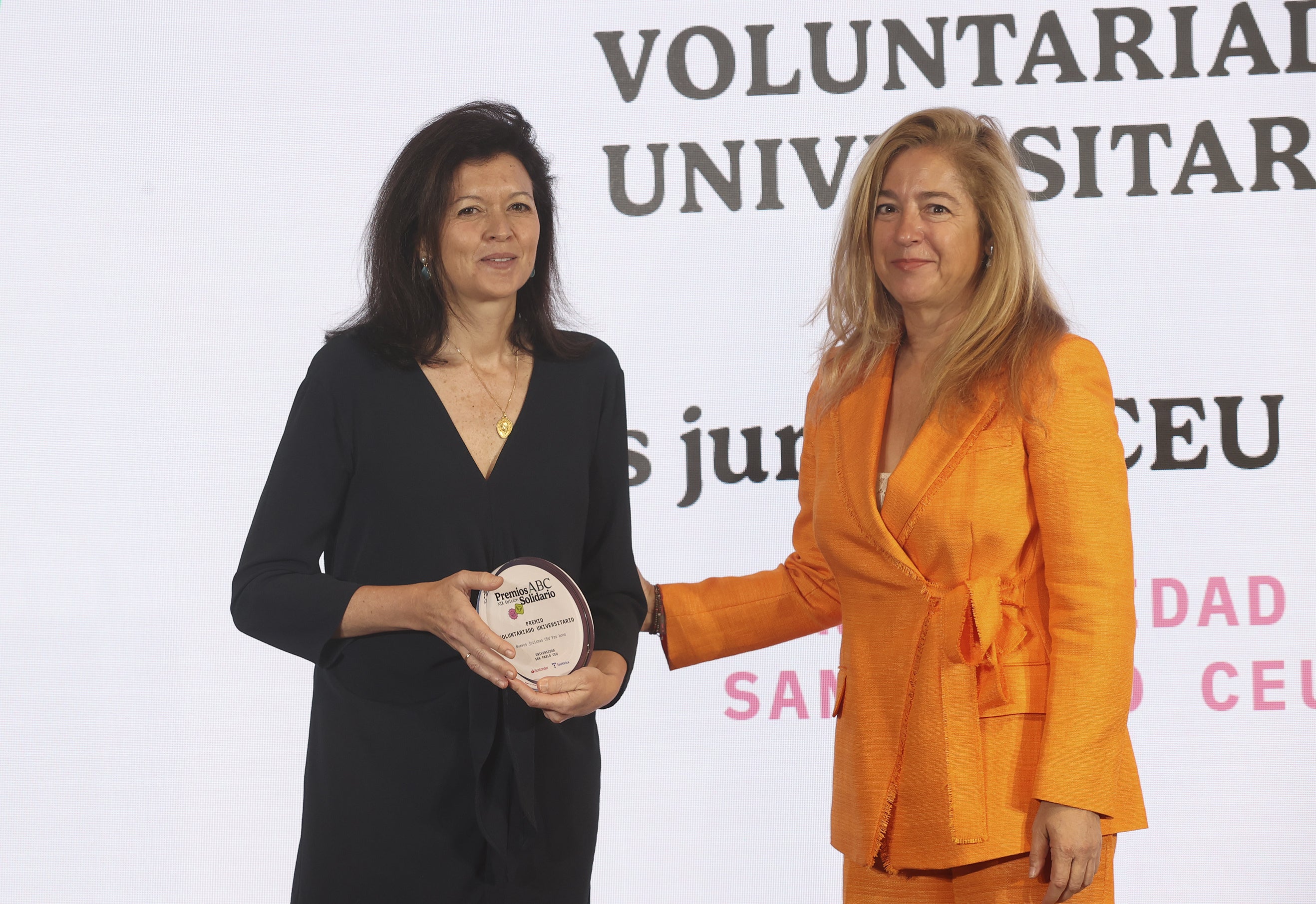 Patricia Santos, coordinadora de la Clínica Jurídica Pro Bono CEU, junto a la Leonor Gallardo, Vicerrectora de Coordinación, Comunicación y Promoción de la Universidad Castilla la Mancha
