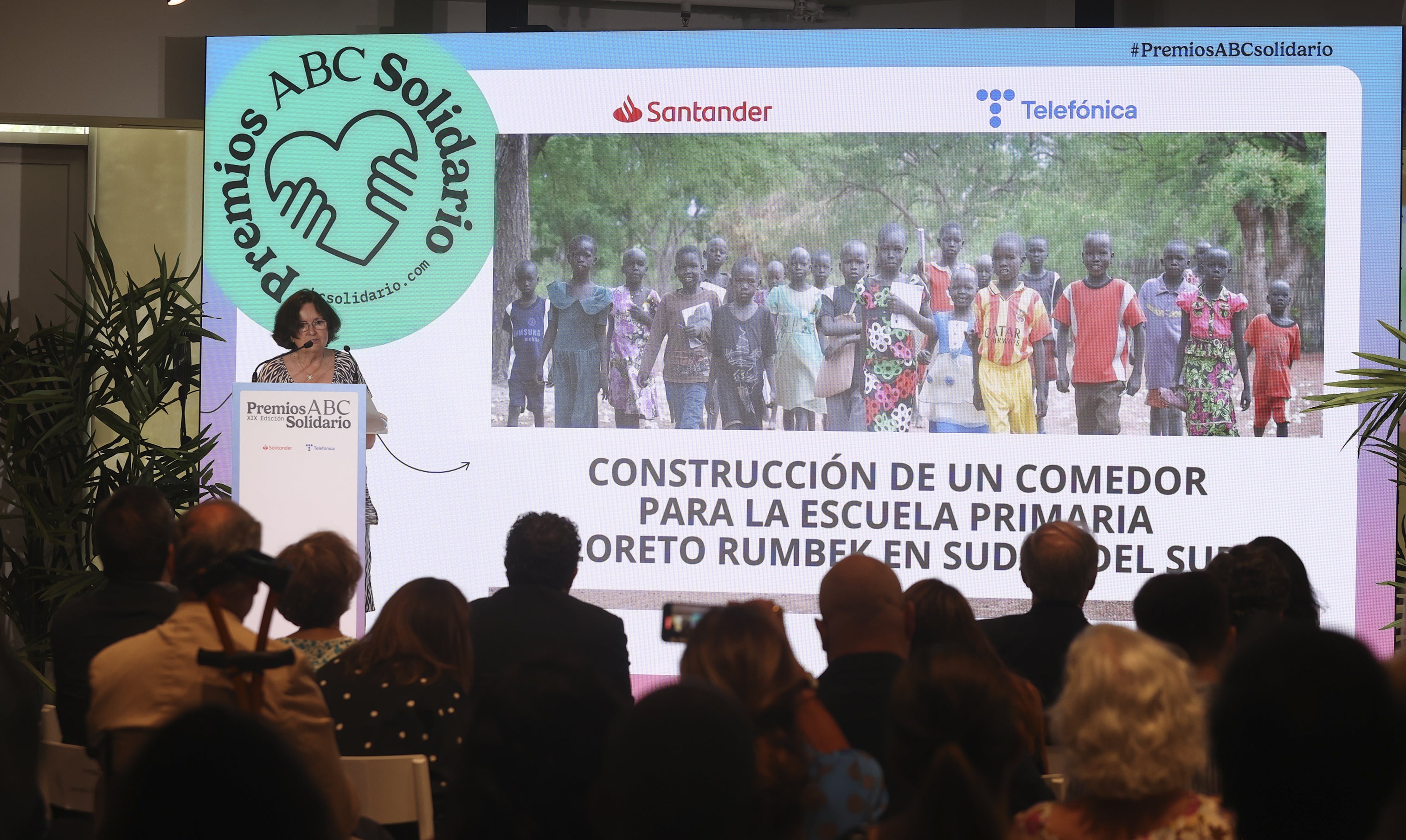 La coordinadora de África Directo explica el proyecto del comedor escolar premiado