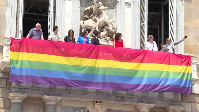 Aragonès cuelga la bandera arcoíris en el Palau de la Generalitat