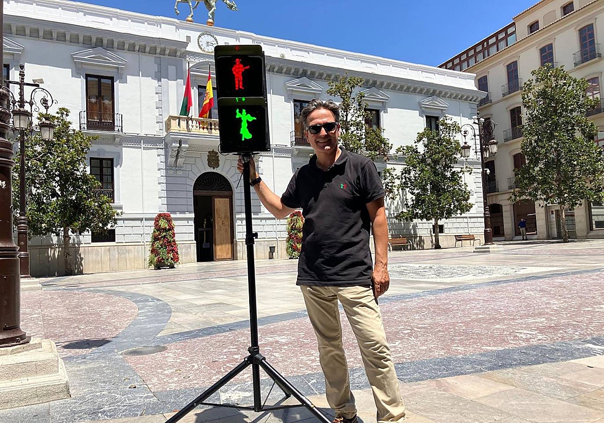 Javier Alba junto a uno de los semáforos diseñados con el motivo flamenco de Macarena y Paco