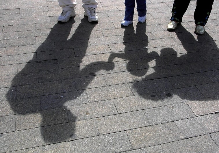 Foto de archivo de una familia con su niño adoptado en otro país