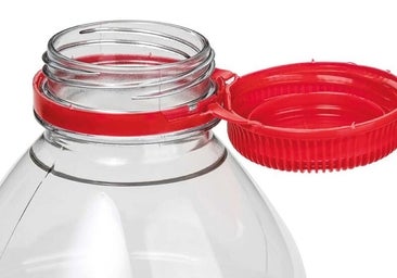 El verdadero motivo por el que las botellas de plástico llevan el tapón pegado
