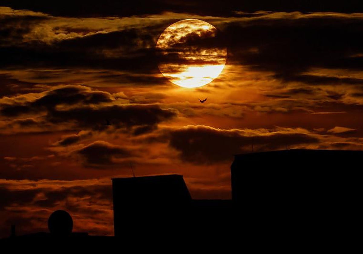 Los cambios en la estratosfera producirían «unos preciosos atardeceres rojos y amarillos»
