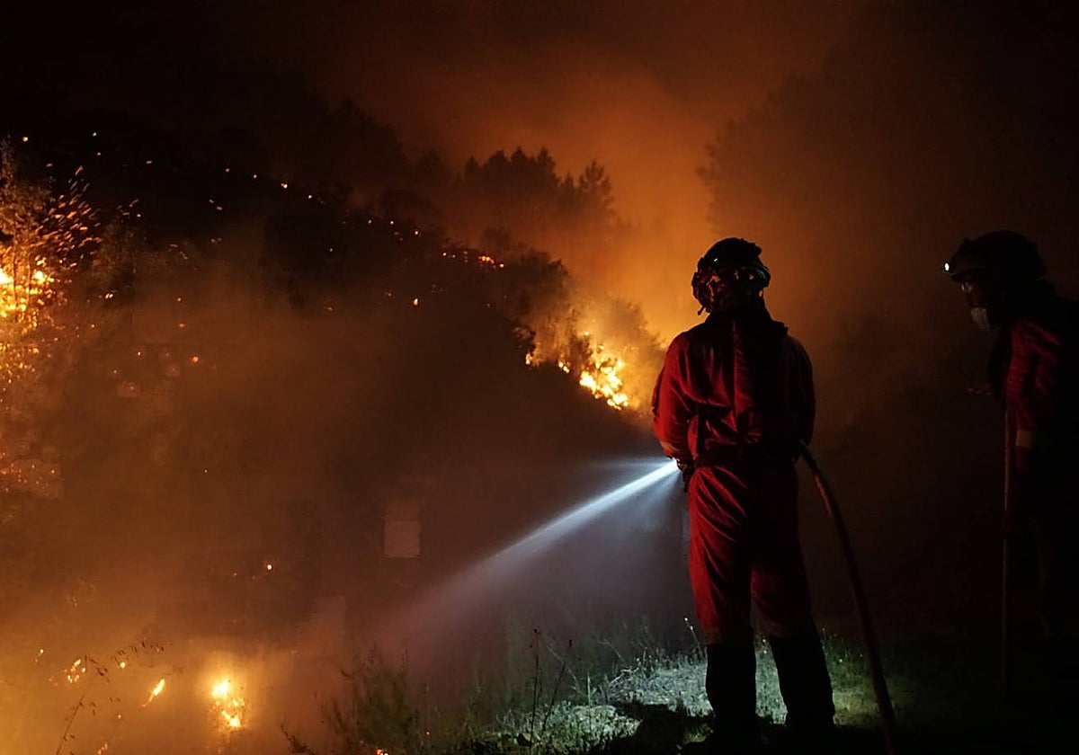 Imagen de archivo de un bombero trabajando en la extinción de un incendio en Pinofranqueado, Cáceres