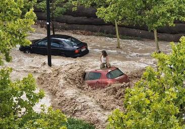 Los diez minutos de pánico en Zaragoza por la lluvia: rescate con buzos y vecinos encaramados a los árboles