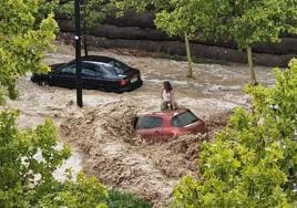 Los diez minutos de pánico en Zaragoza por la lluvia: rescate con buzos y vecinos encaramados a los árboles