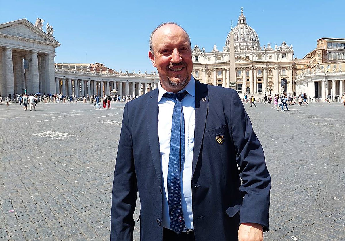 El entrenador del Celta de Vigo, Rafa Benítez, atiende a la prensa después de su encuentro con el Papa