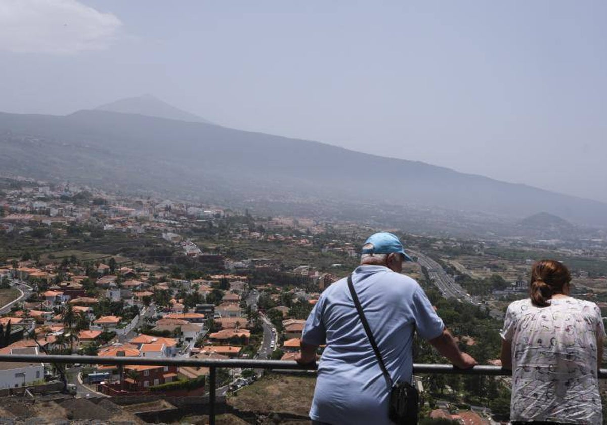 Dos personas contemplan en el valle de la Orotava, en Tenerife una jornada de intenso calor y calima, en algunas islas rozan los 40 grados