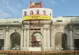 Retiran el cartel gigante que Greenpeace colocó en la Puerta de Alcalá: «¿El cambio climático os la suda?»