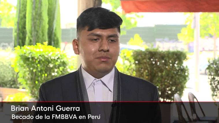 La Reina recibe a los ganadores de las becas universitarias de la FMBBVA