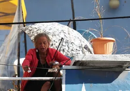 Una activista española de 84 años trepa por una escalera para intentar recuperar la sede de su organización en Bolivia