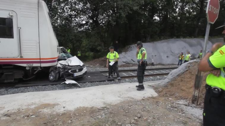 Conmoción en Lugo después de que un tren arrolle a un coche en un paso a nivel