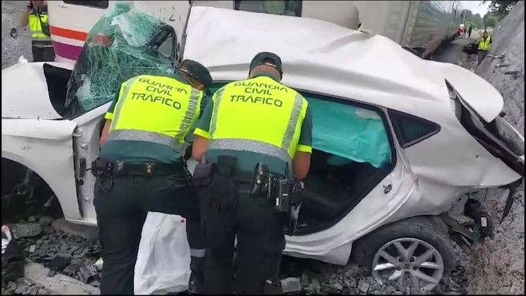 Un fallecido y dos heridos al arrollar un tren a un coche en un paso a nivel en Lugo