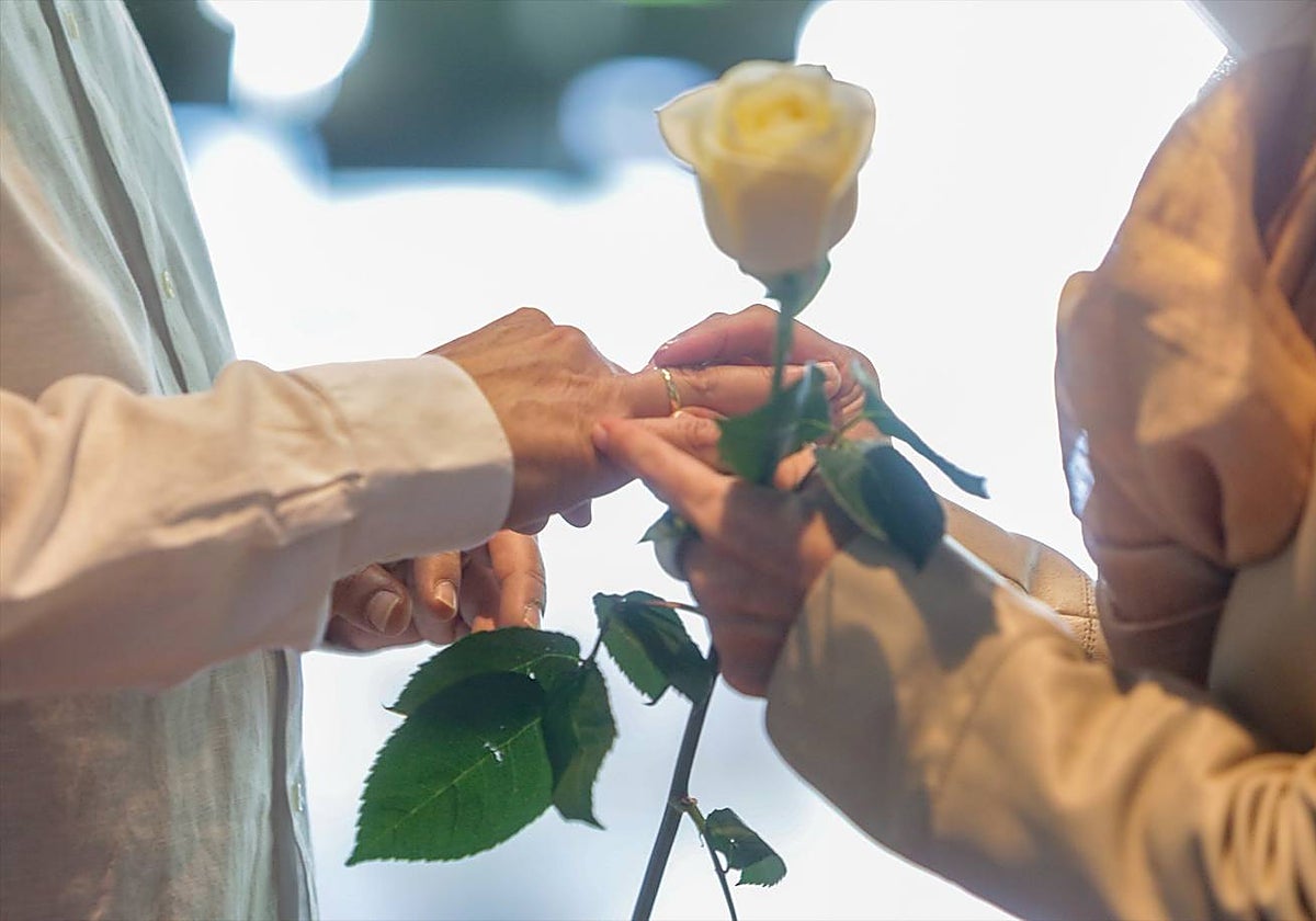 Una pareja se coloca las alianzas en la celebración de su boda