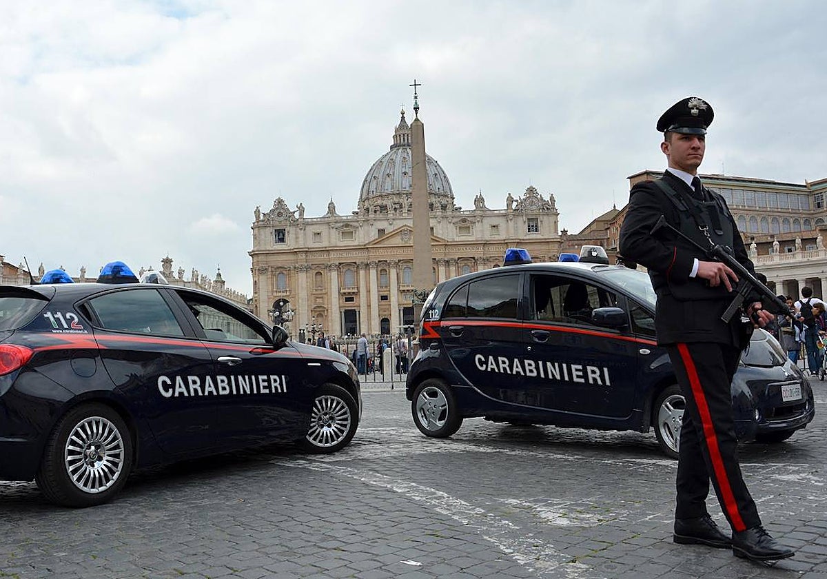 Un carabinieri monta guardia cerca del Vaticano en Roma