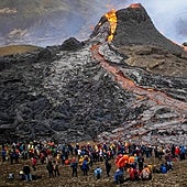 La erupción de un volcán en Islandia atrae a centenares de turistas, pese a las advertencias de las autoridades