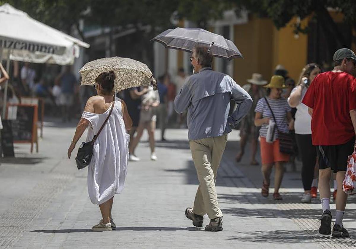 Paseantes este lunes en Sevilla.