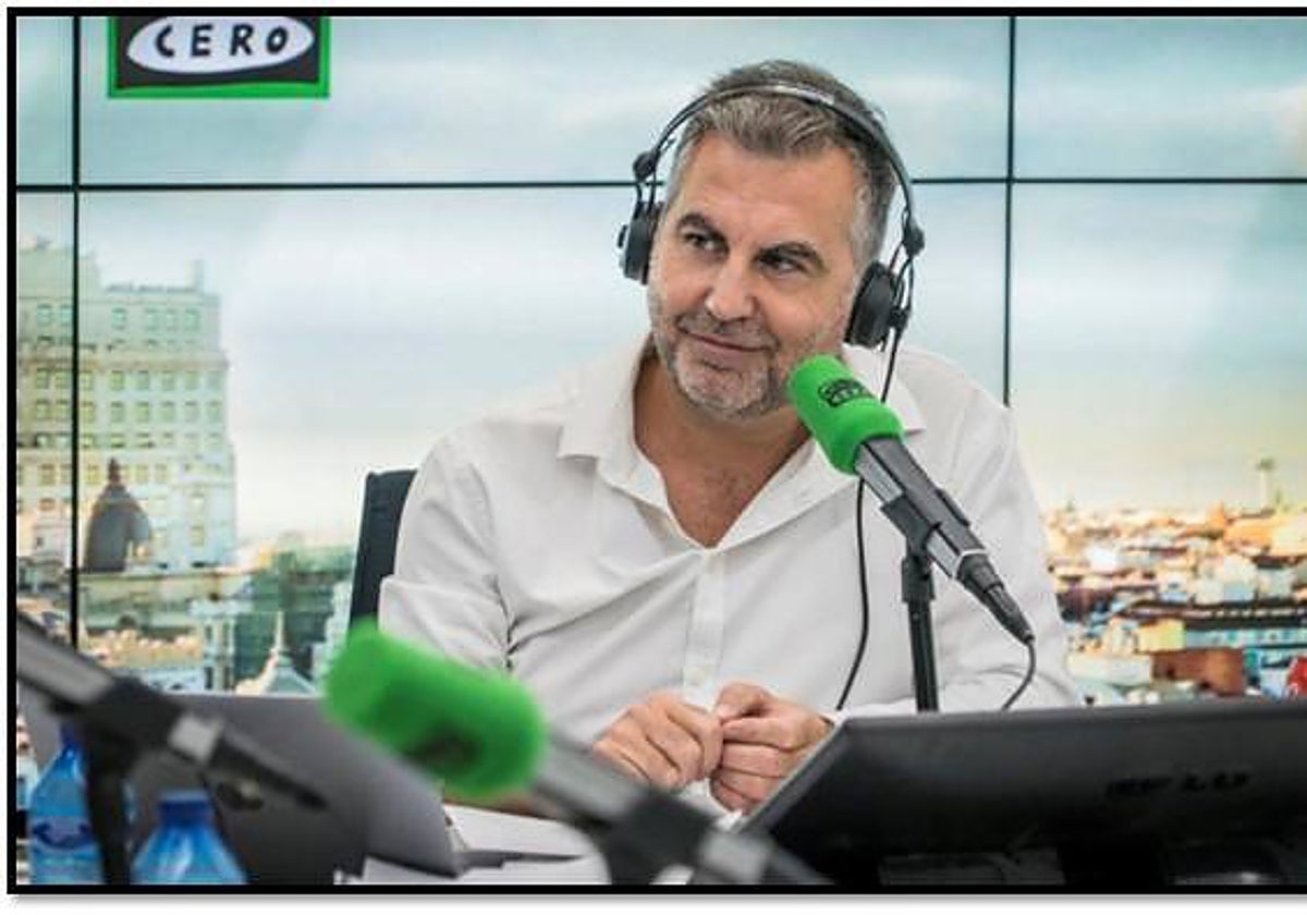 Carlos Alsina ante los micrófonos de Onda Cero durante la realización de su programa 'Más de uno'