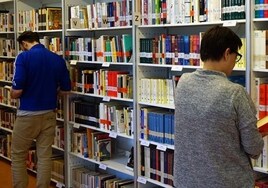 Ofensiva para llevar la inmersión a la lectura: el Govern aprueba un plan para que el 40% de la población lea solo en catalán