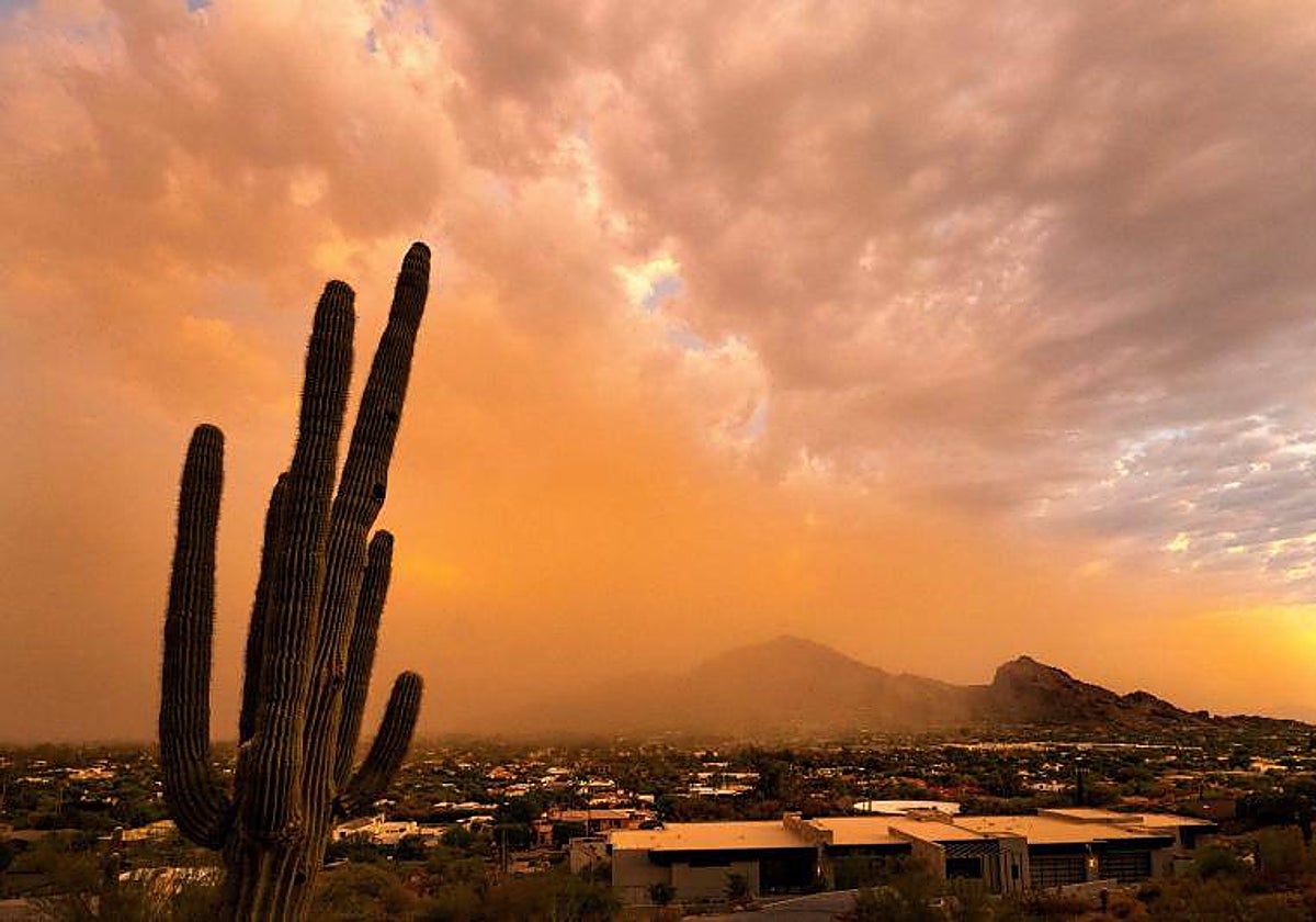 La primera tormenta de polvo de la temporada de monzones se extiende sobre Phoenix, Arizona