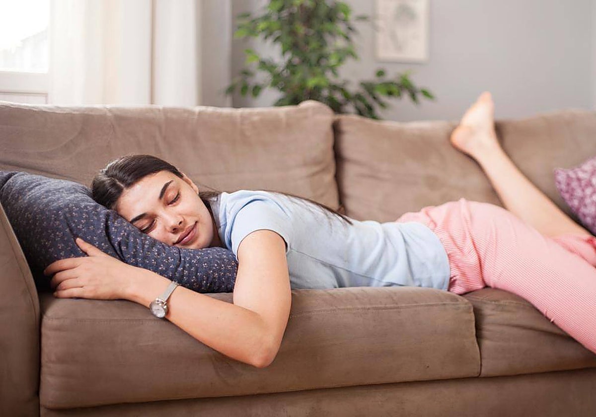 Una mujer duerme la siesta
