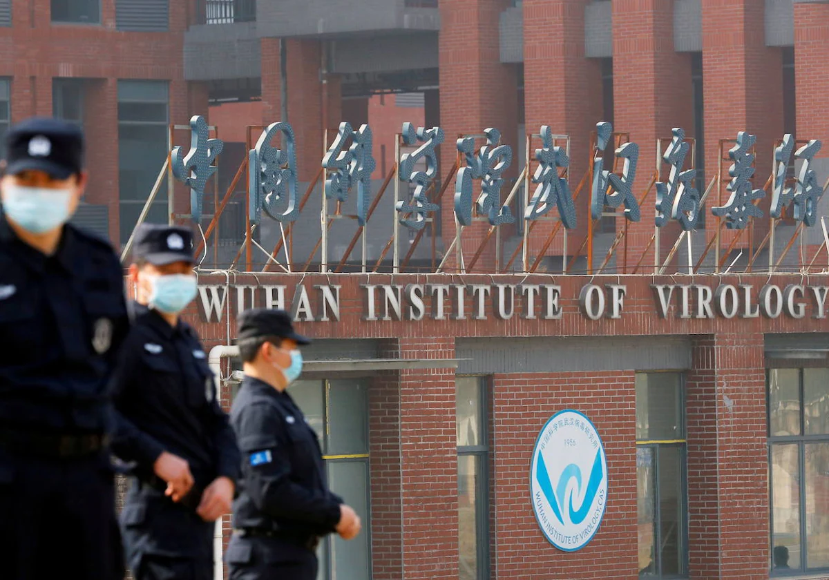 Personal de seguridad vigila fuera del Instituto de Virología de Wuhan