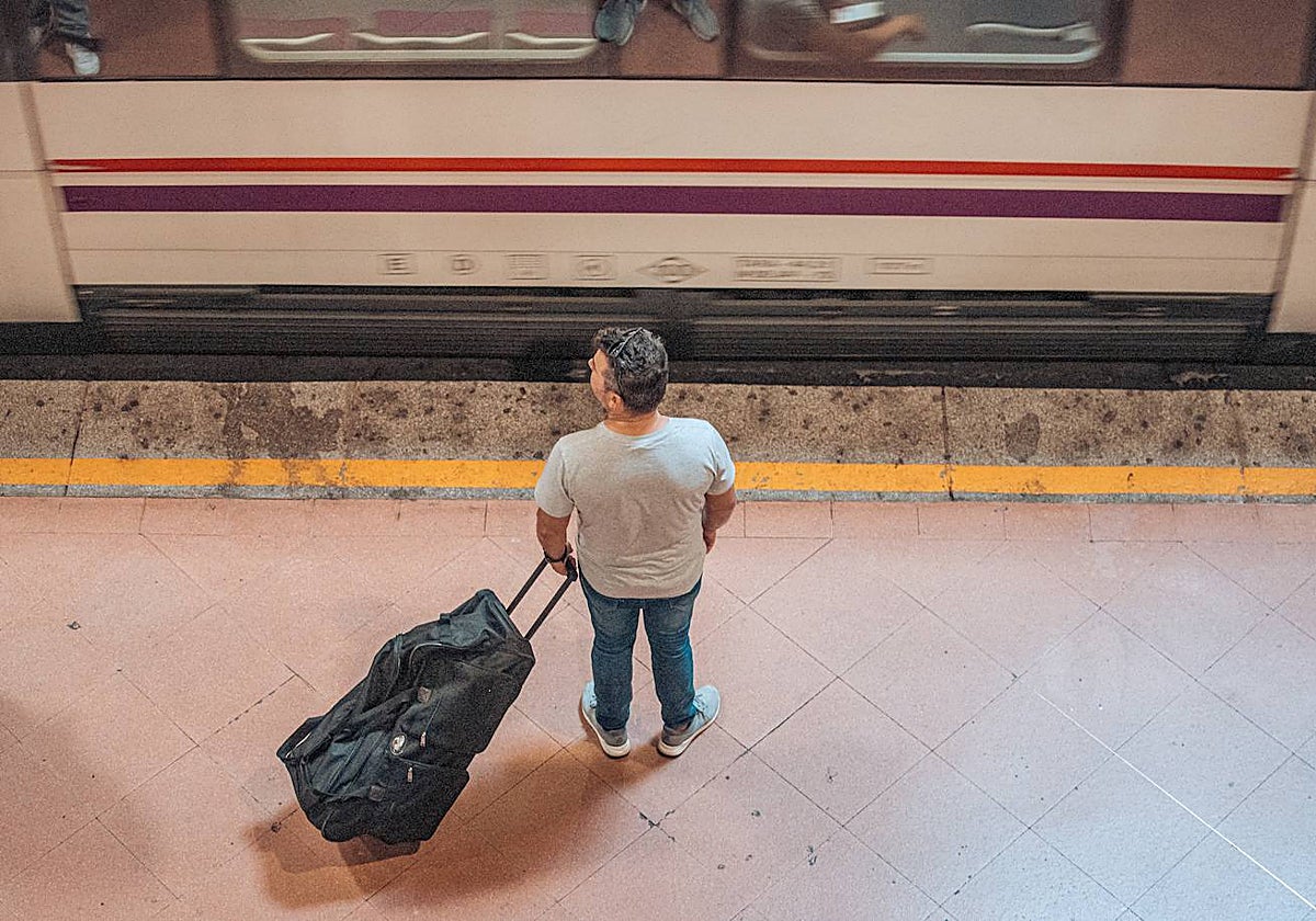 Un hombre espera en el andén de un tren de cercanías en la estación de Atocha